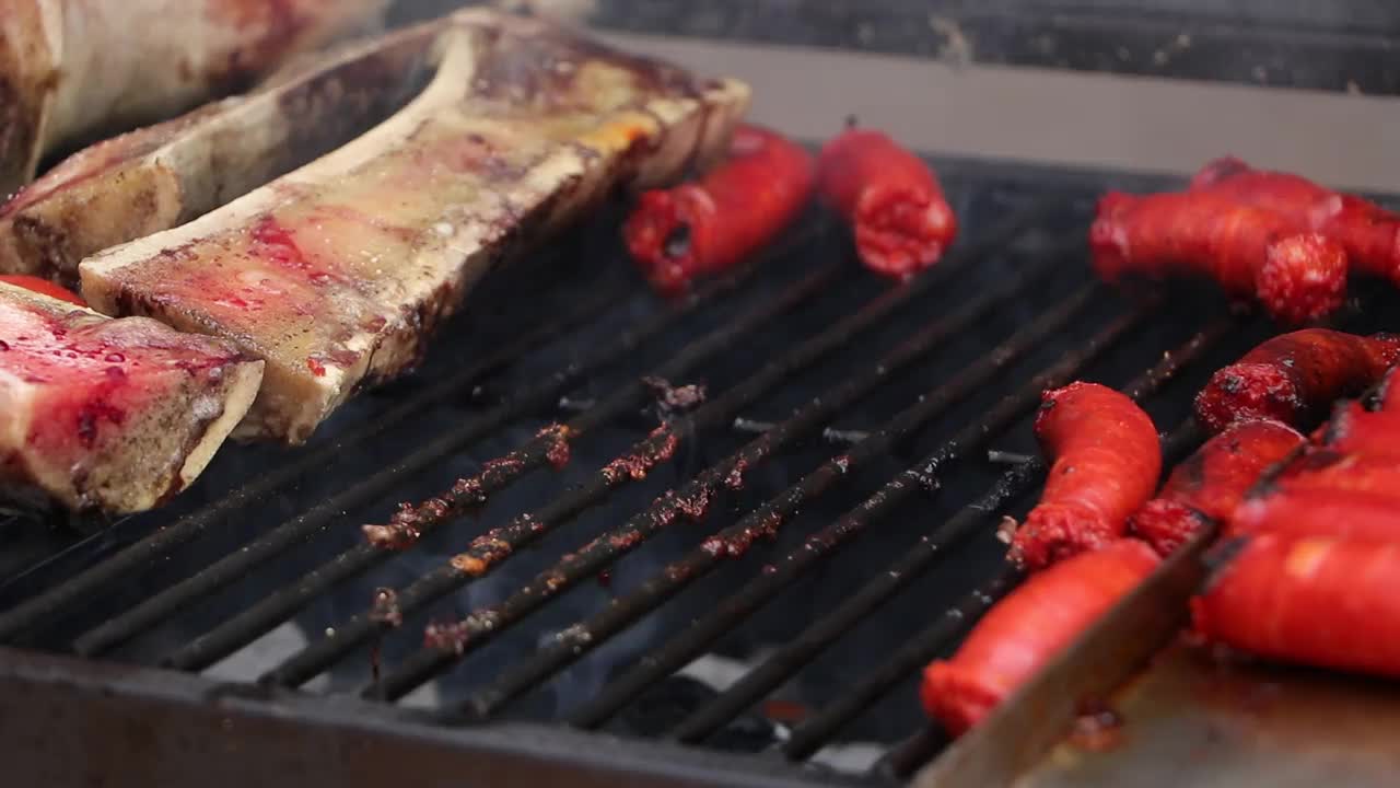 肉切成调料，放在烤架上开始烹饪视频下载