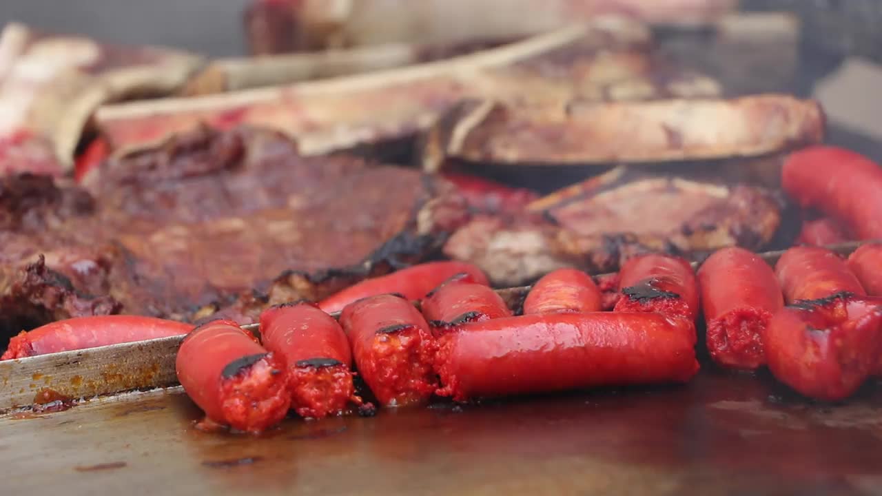 在烤架上烤熟的烤肉块。视频下载