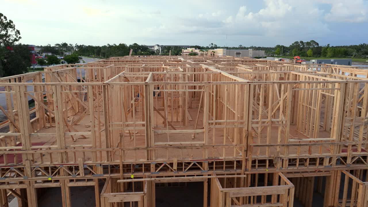 正在开发的新公寓建筑的木结构框架。用可持续材料制造住宅。视频素材