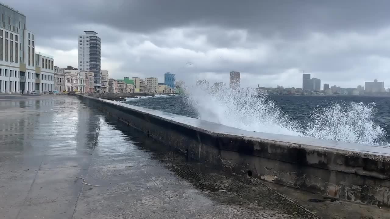 哈瓦那街道海岸从景观古巴市中心的海浪从海洋慢动作视频下载