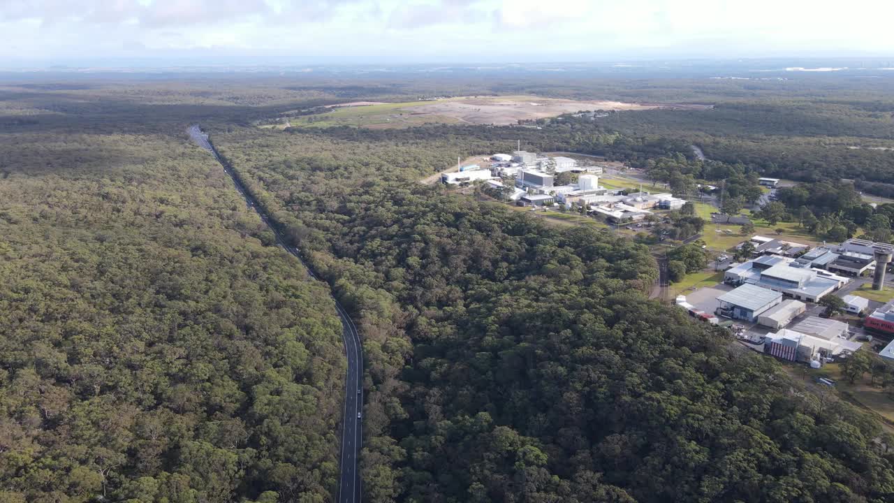 澳大利亚新南威尔士州悉尼萨瑟兰郡卢卡斯高地郊区的Woronora河谷鸟瞰图视频素材