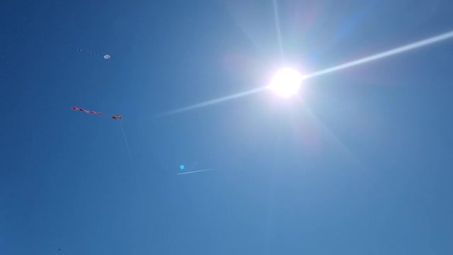 太阳的光束风筝蓝天空绿星期一视频下载