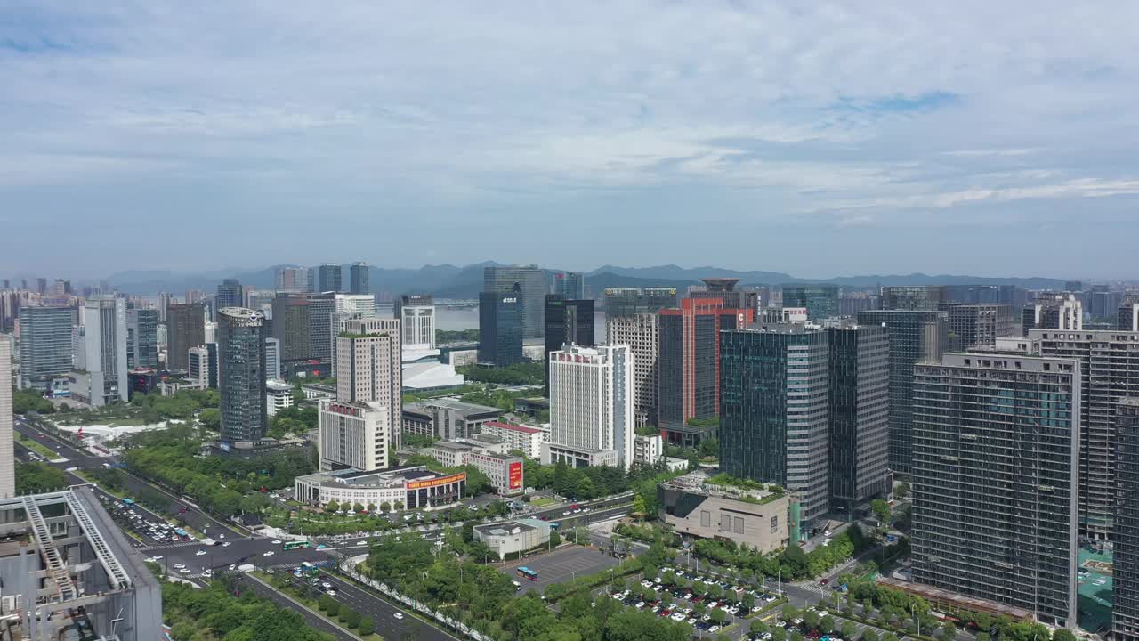 鸟瞰蓝天下的中国城市景观和高层建筑视频素材