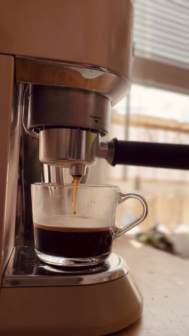 厨房里的咖啡机视频素材