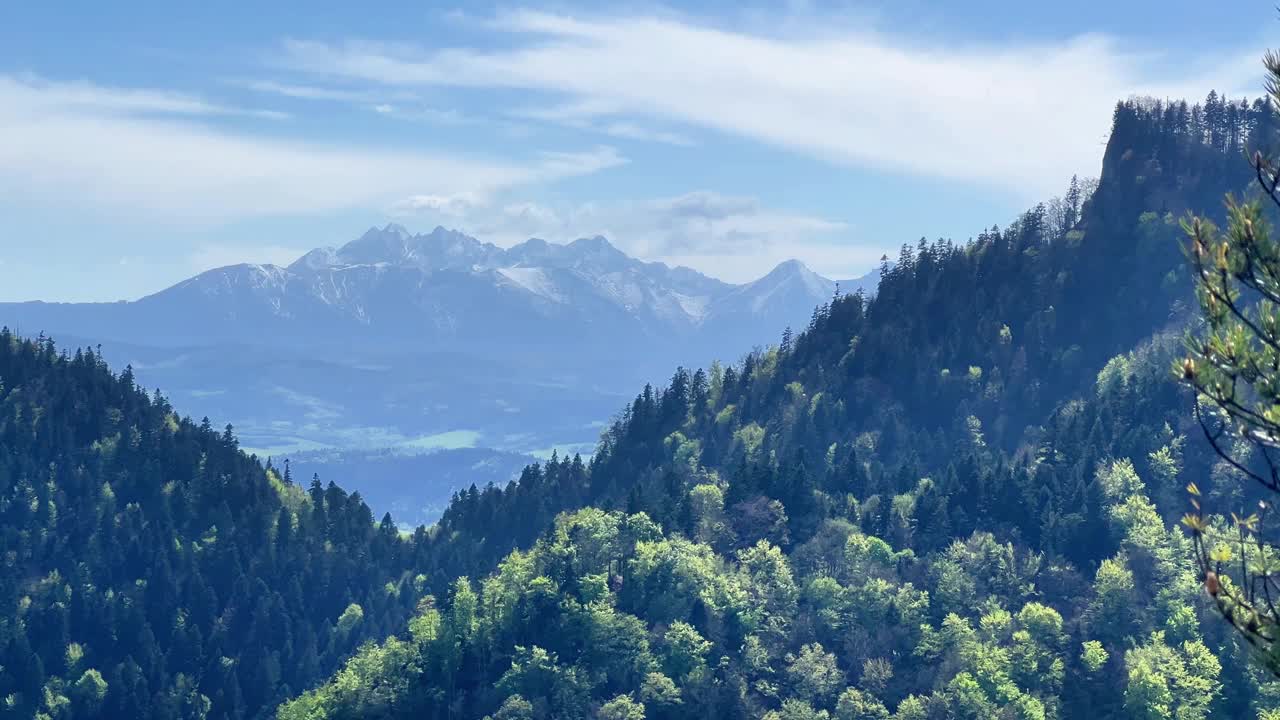 从索科利察俯瞰杜纳耶克河和塔特拉山脉视频下载