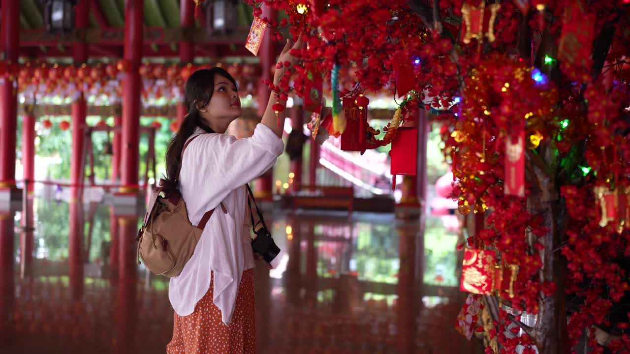 印度尼西亚三宝垄市，一名亚洲华人妇女参观古老的中国寺庙视频下载