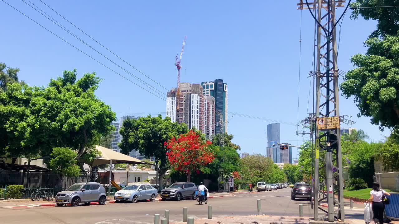 特拉维夫全景。大城市，摩天大楼，由混凝土和玻璃制成的现代建筑，大型建筑工地视频素材