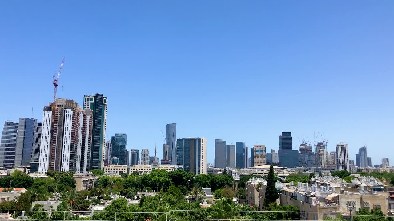 特拉维夫全景。大城市，摩天大楼，由混凝土和玻璃制成的现代建筑，大型建筑工地视频素材