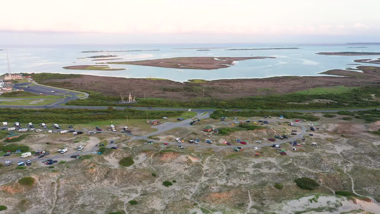 北卡罗来纳州纳格斯海德角哈特拉斯国家海岸外银行俄勒冈湾露营地的帐篷和汽车鸟瞰图视频下载