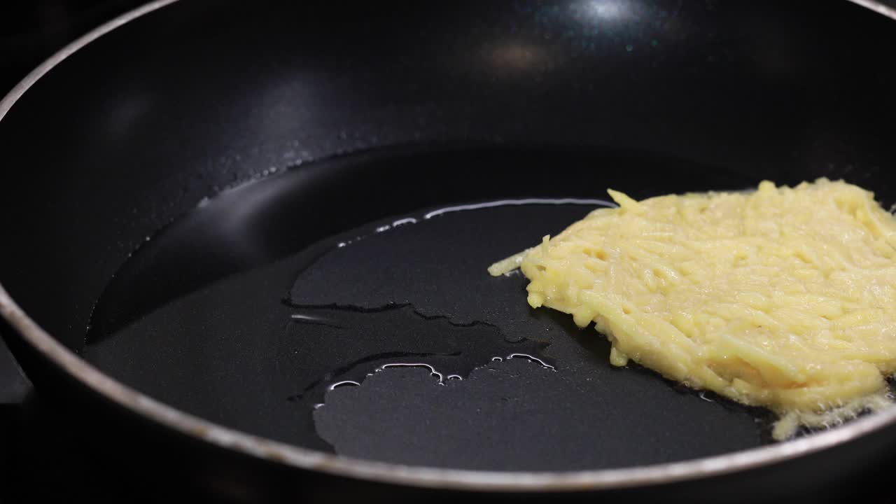 煎饼是在煎锅里用油煎的。视频食谱。视频下载