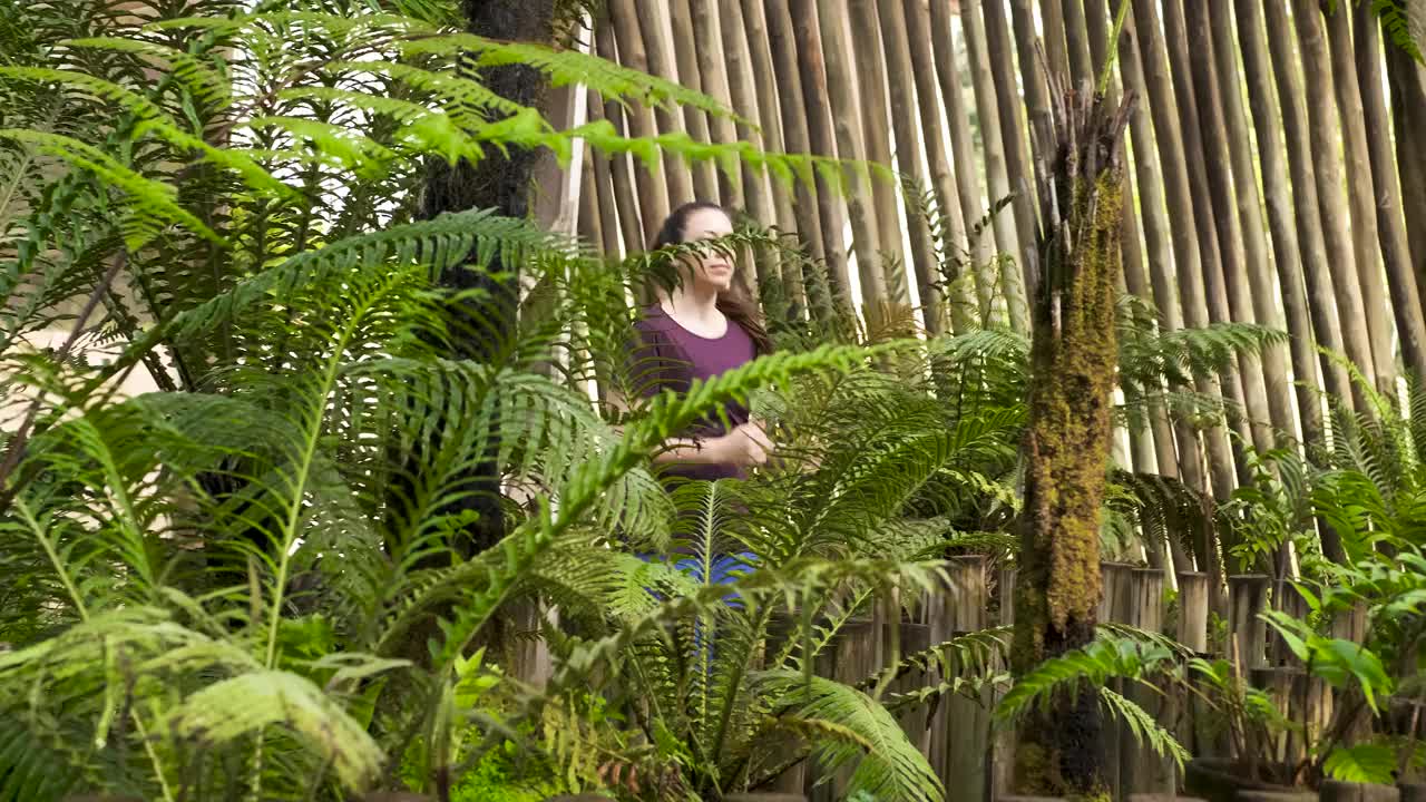 女人在众多的植物种类中奔跑视频素材