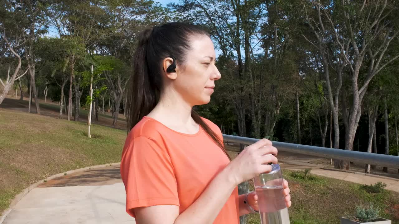 白人妇女跑步后补水视频素材