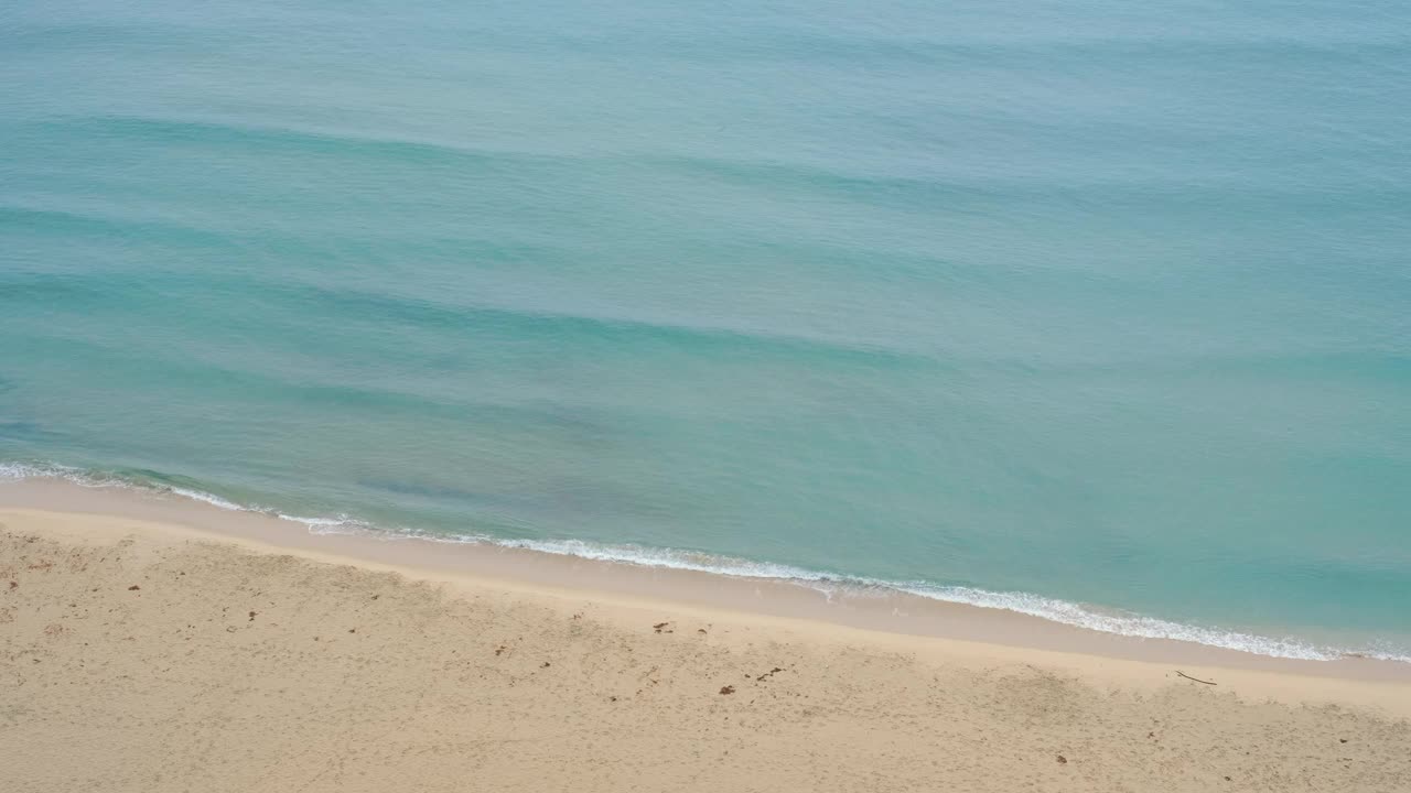 海浪和海滩鸟瞰图，自然背景。视频下载