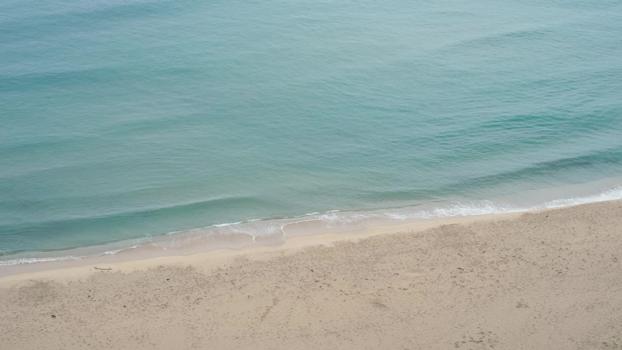 海浪和海滩鸟瞰图，自然背景。视频下载