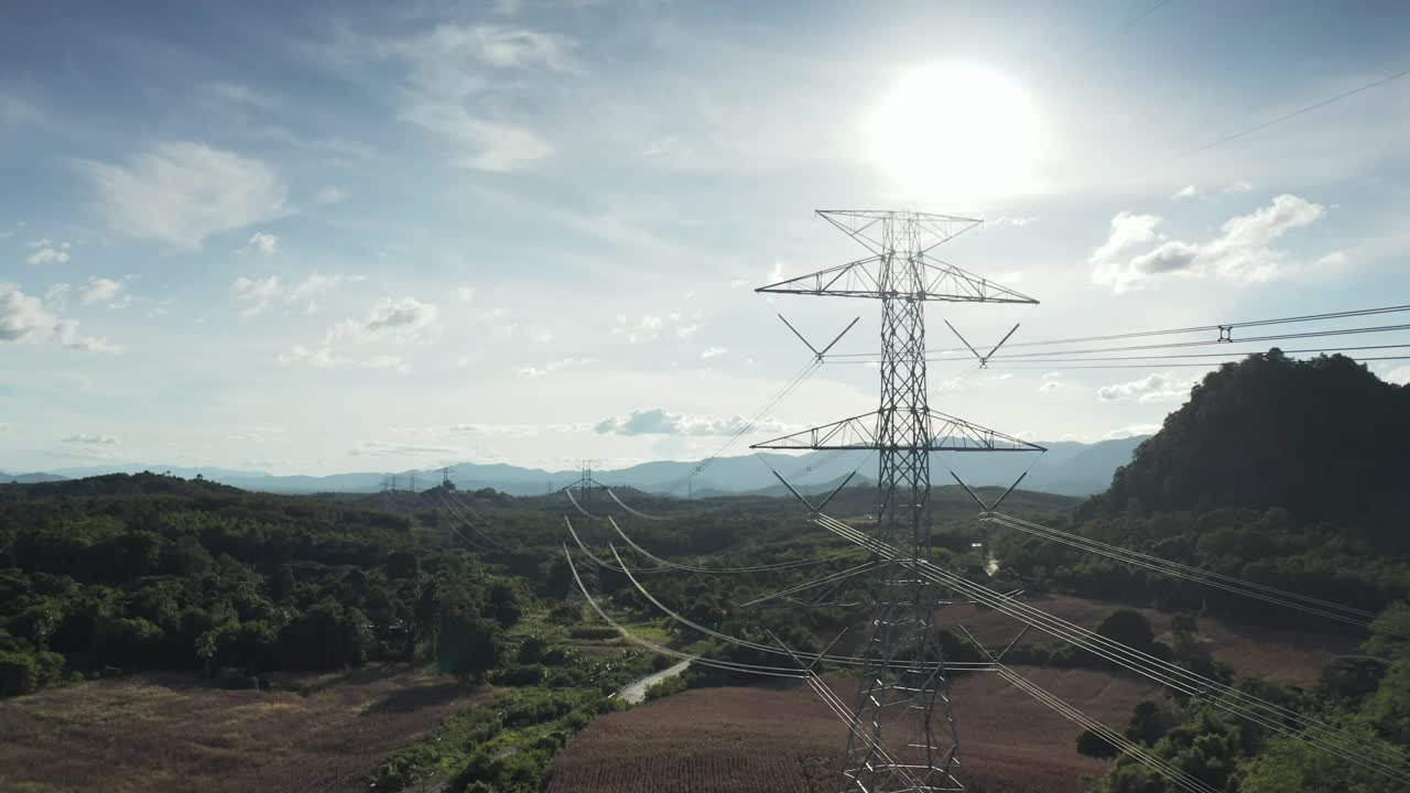 传输塔或电力塔鸟瞰图与天空背景。视频下载