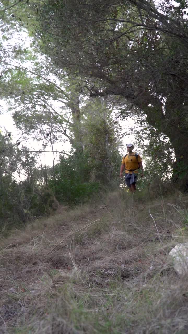 男子在山上徒步旅行视频素材