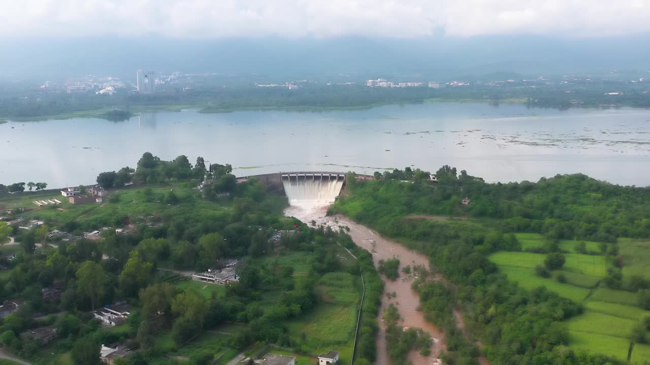 水力发电厂的排水。鸟瞰图视频素材