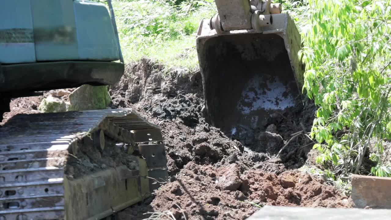 挖掘机清理工地慢动作视频下载