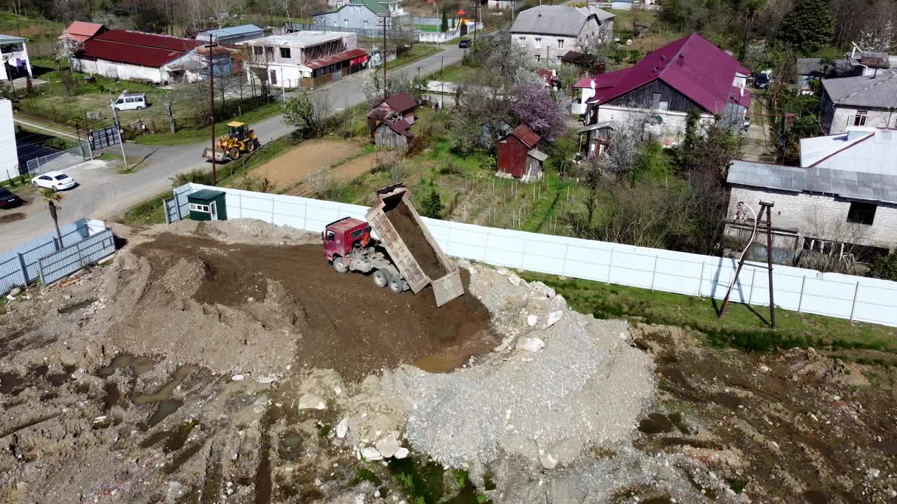 在建筑工地卸土的自卸卡车视频下载