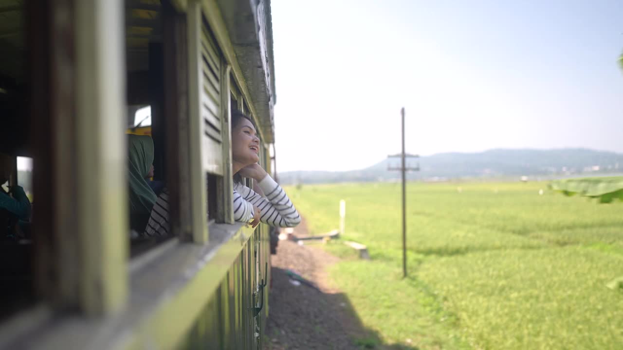 年轻女子在火车上望向窗外视频下载