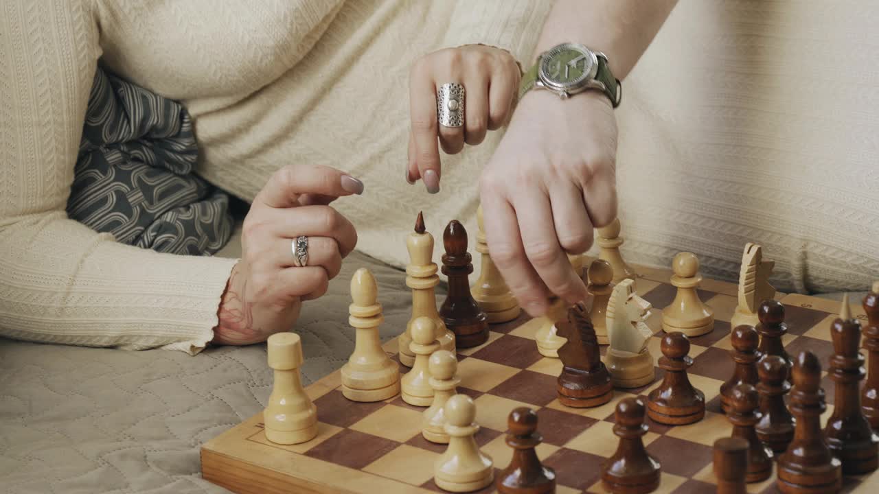 在木板上下棋的人视频下载