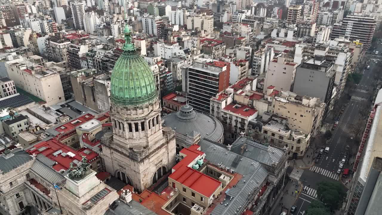 阿根廷国会的圆顶，背景是城市建筑。航拍摄像机在大楼上空微微旋转视频素材