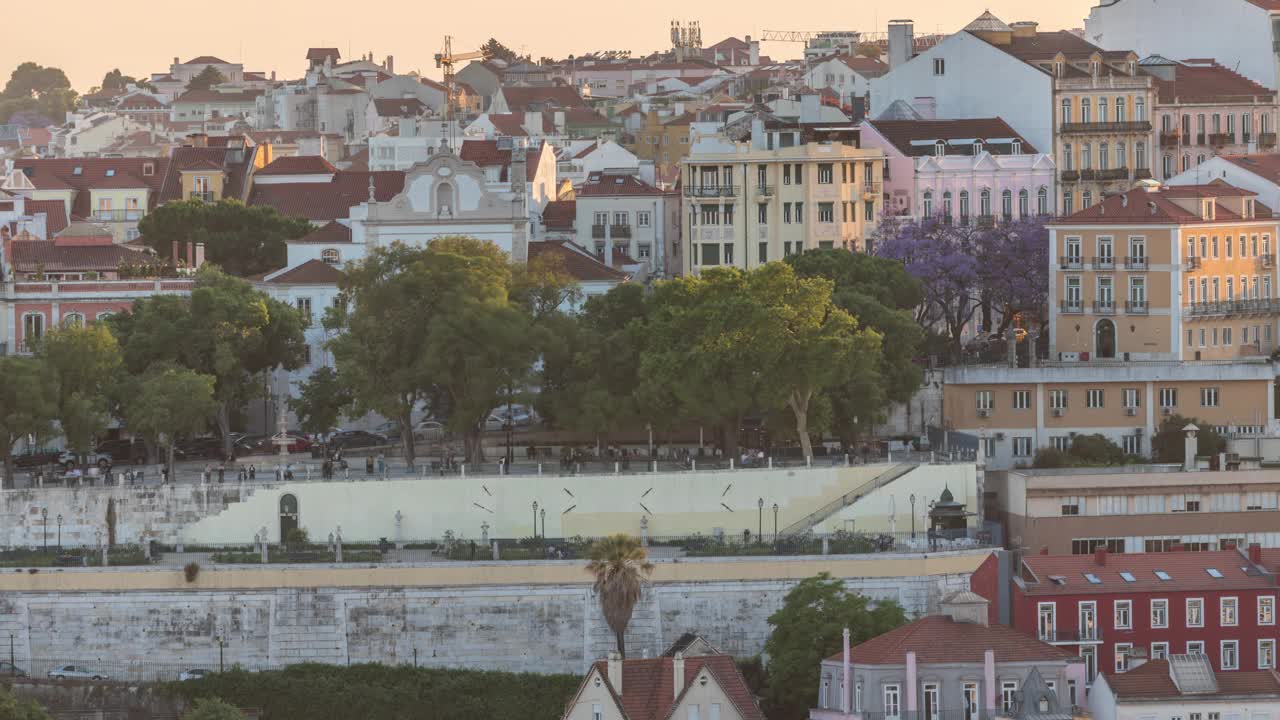 从里斯本市中心鸟瞰到名为Miradouro de Sao Pedro de Alcantara的景点。葡萄牙视频下载