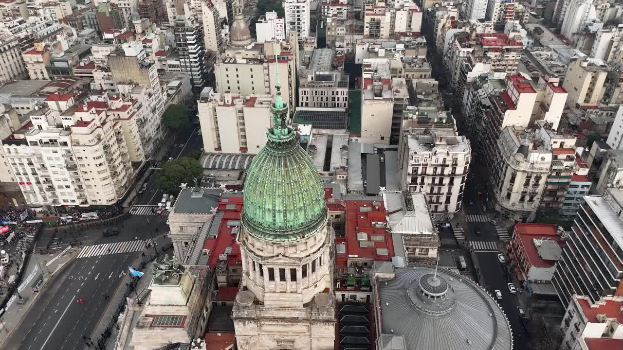 示威者在阿根廷国会前抗议所谓的“基地法”的通过。航空摄影机在建筑物的圆顶上空盘旋视频素材