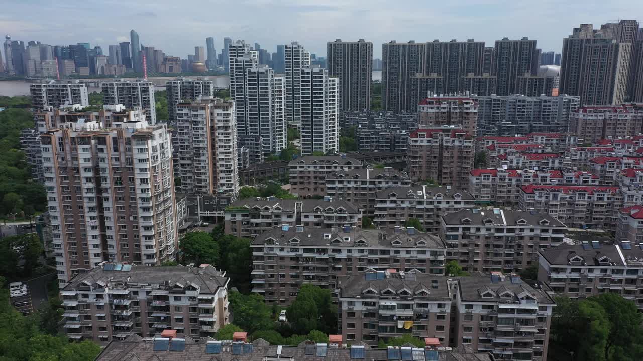 无人机拍摄的杭州城市天际线在白天与桥梁和主要道路在中国视频素材