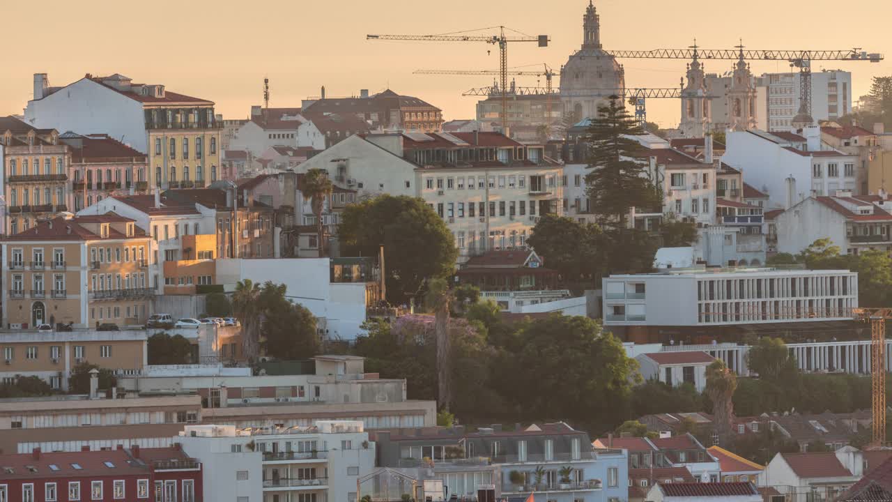 从里斯本市中心鸟瞰到名为Miradouro de Sao Pedro de Alcantara的景点。视频下载