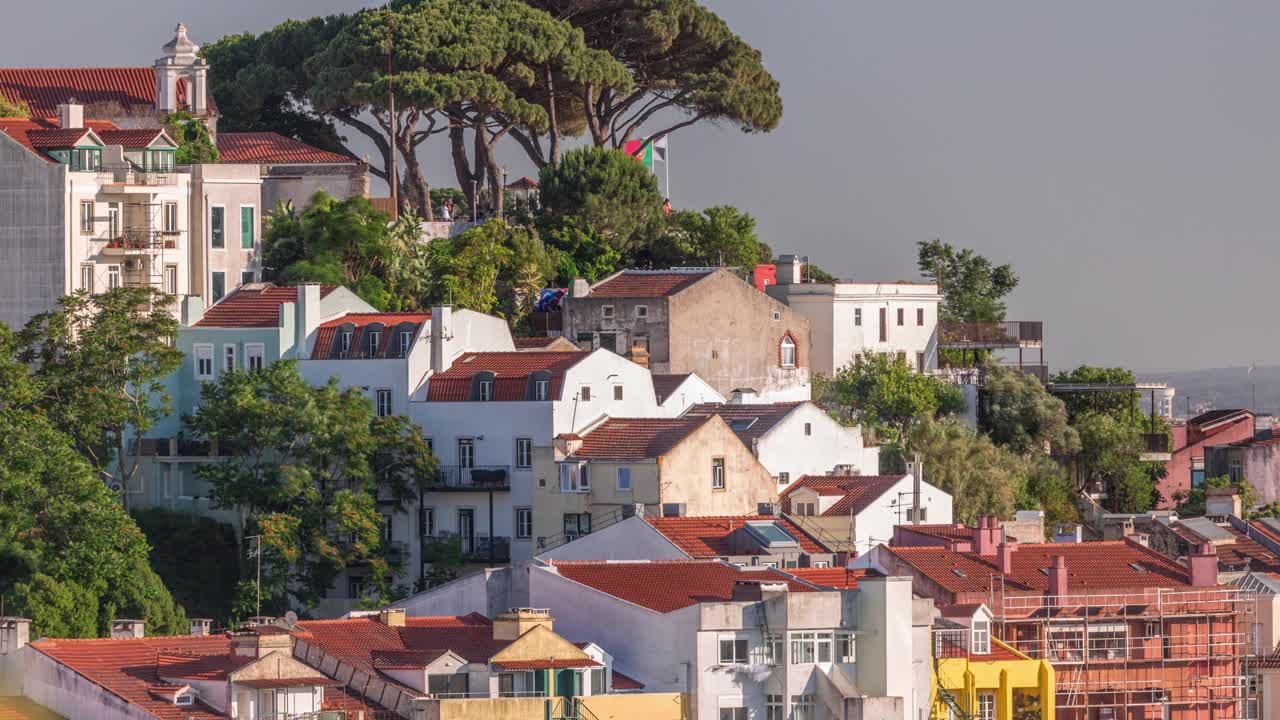 著名的观点Miradouro da Senhora do Monte与教堂和里斯本的城市景观的时间流逝。葡萄牙视频下载