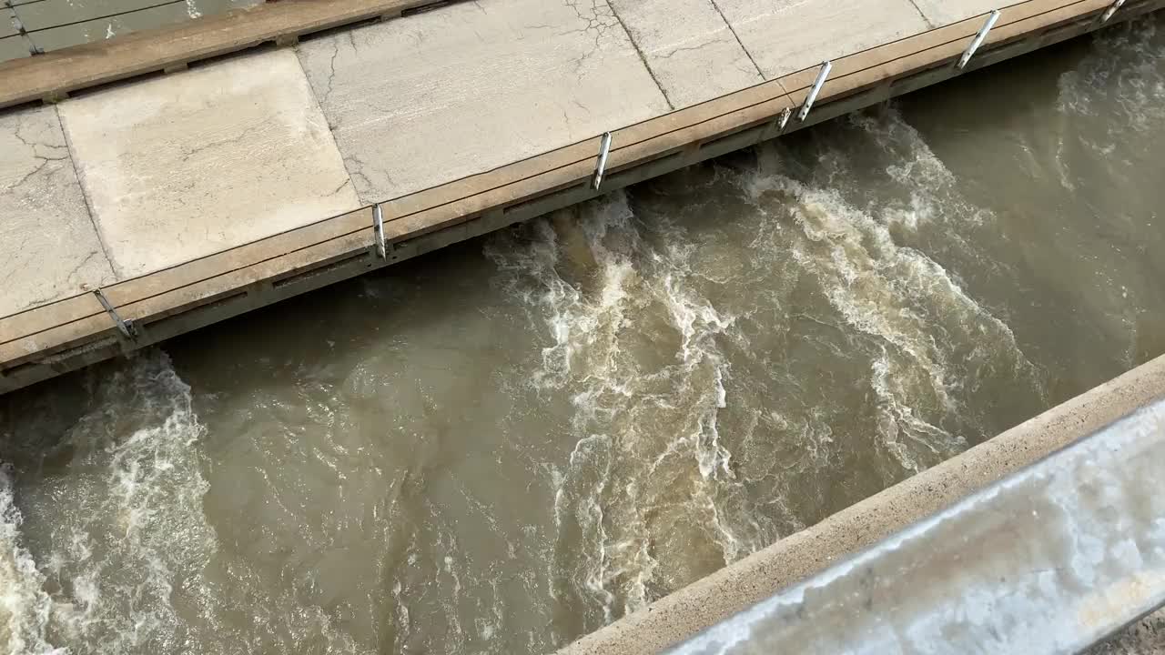 大坝墙下的河水视频下载