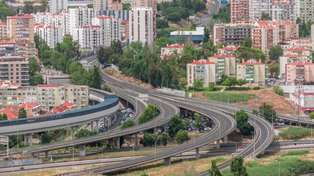 城市人口密集区高速公路多层交叉路口航拍俯视图。视频下载