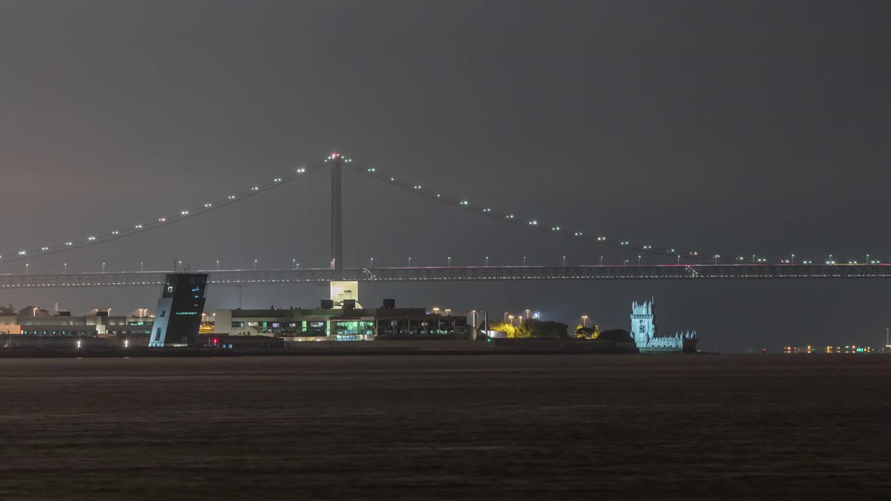 葡萄牙里斯本的塔霍河和四月二十五日大桥(Ponte 25 de Abril)在夜晚灯火通明。视频素材