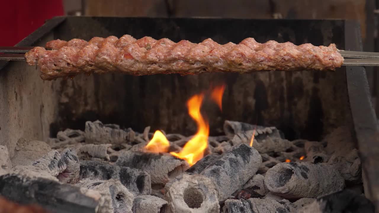 慢动作在炭火上烤阿达纳烤肉串视频下载