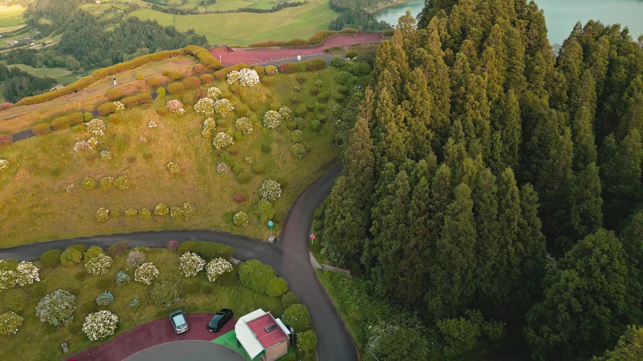 无人机飞越Pico do Ferro的观点，揭示了亚速尔群岛富纳斯泻湖的惊人景观视频素材