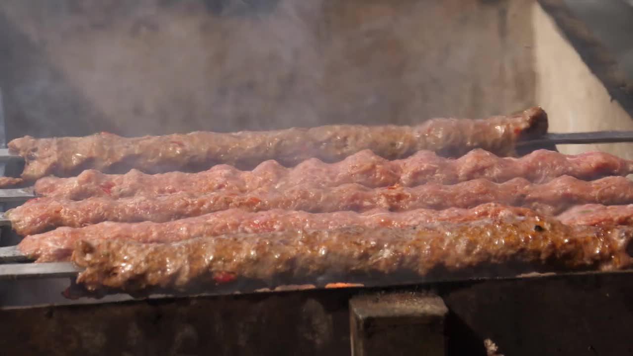 多汁的烧烤阿达纳烤肉串在慢动作视频下载