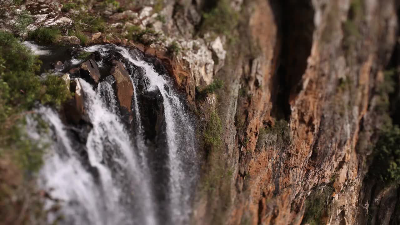 Purlingbrook Falls，澳大利亚，用倾斜移位镜头拍摄视频素材