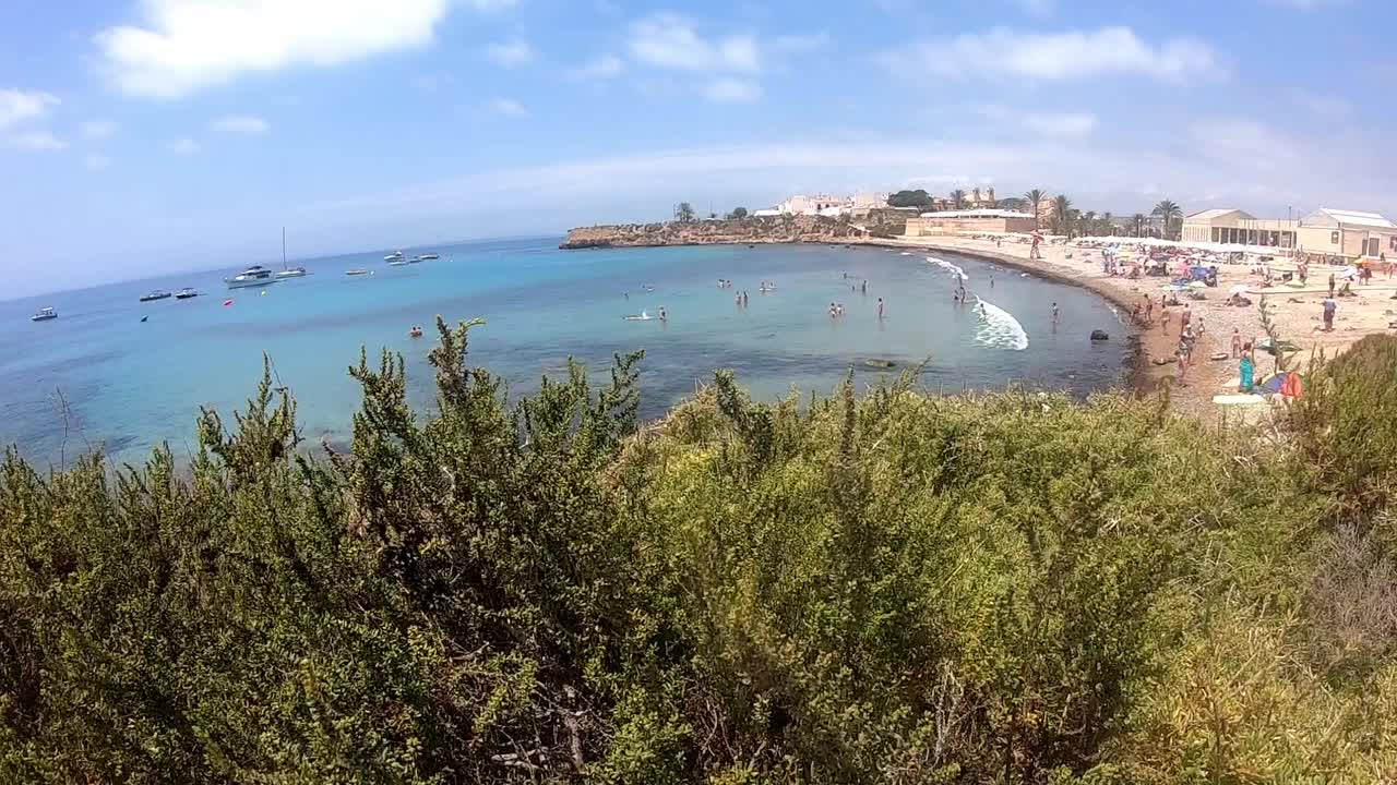 阿利坎特附近西班牙塔巴卡岛的海滩平静的海岸视频素材