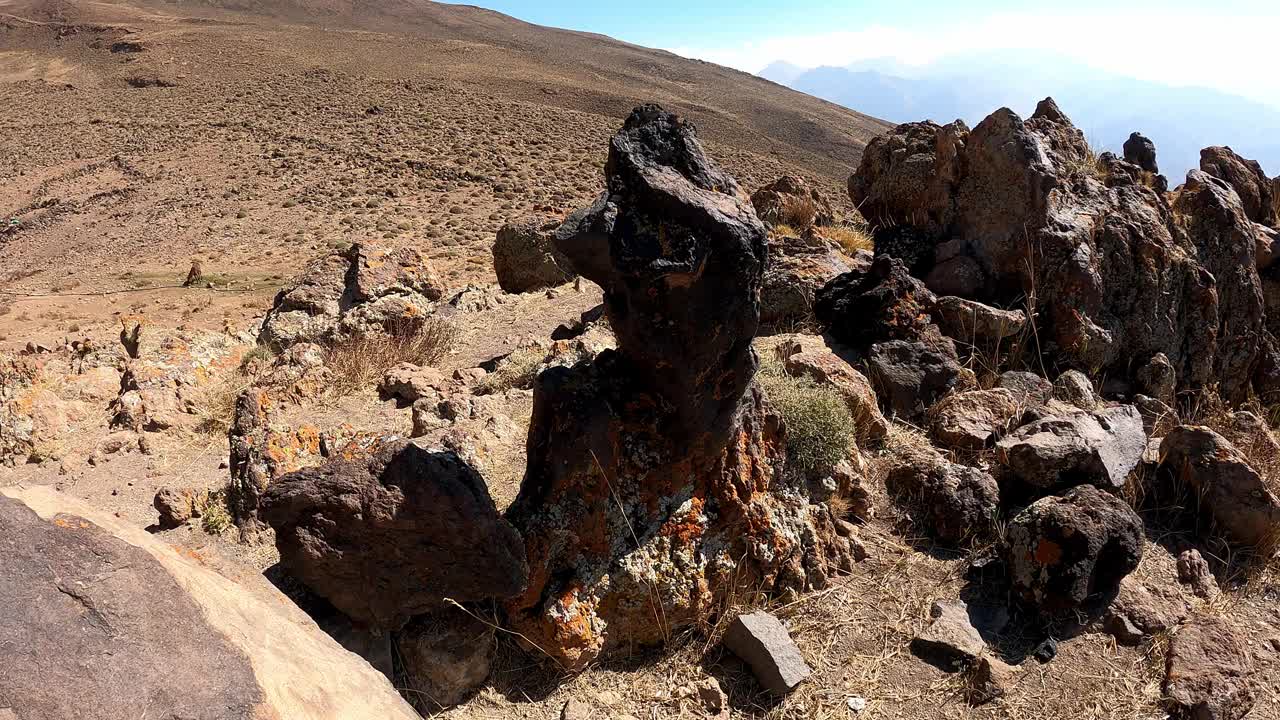 从厄尔布鲁士山脉的达马万德火山观看，伊朗。视频下载