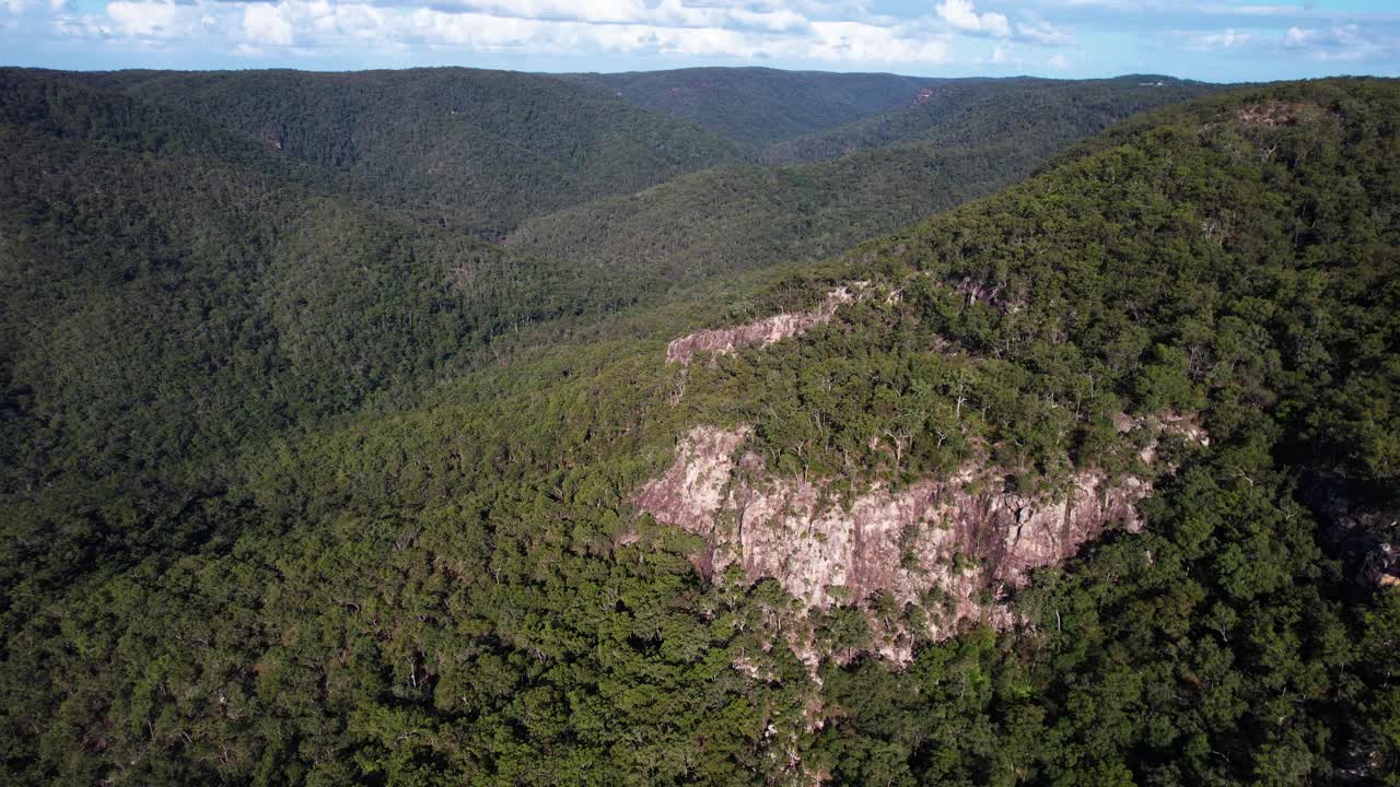 澳大利亚马鲁恩山的森林和山脉鸟瞰图。视频素材