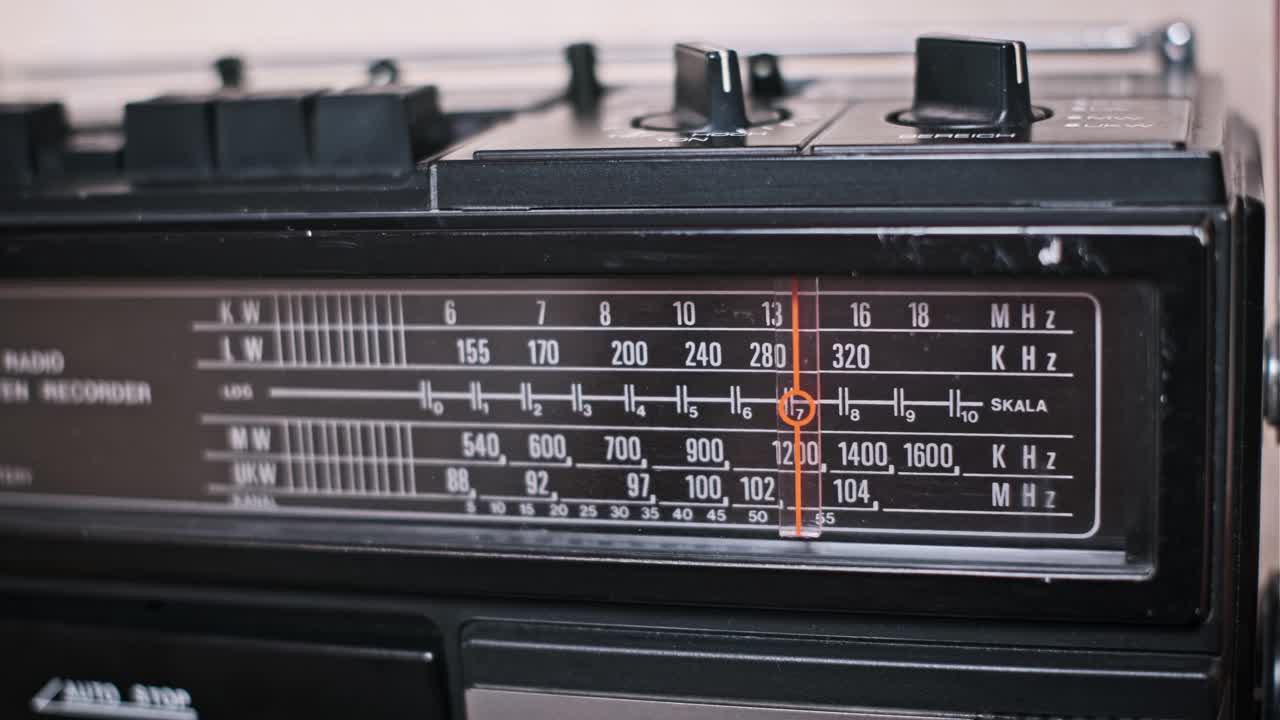 复古Boombox:调谐收音机拨号视频素材