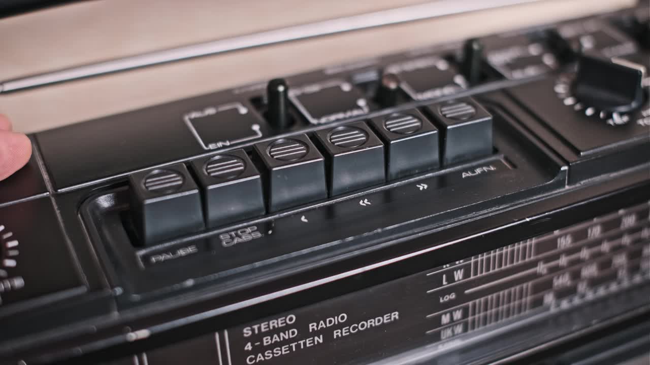 老式音箱:按倒带键视频素材