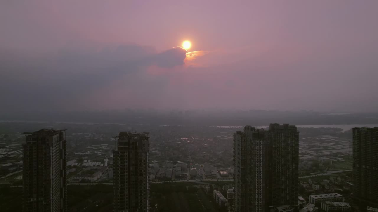 越南河内高层建筑的日落鸟瞰图，在神秘和风景美学中捕捉了现代城市发展的精髓。视频素材