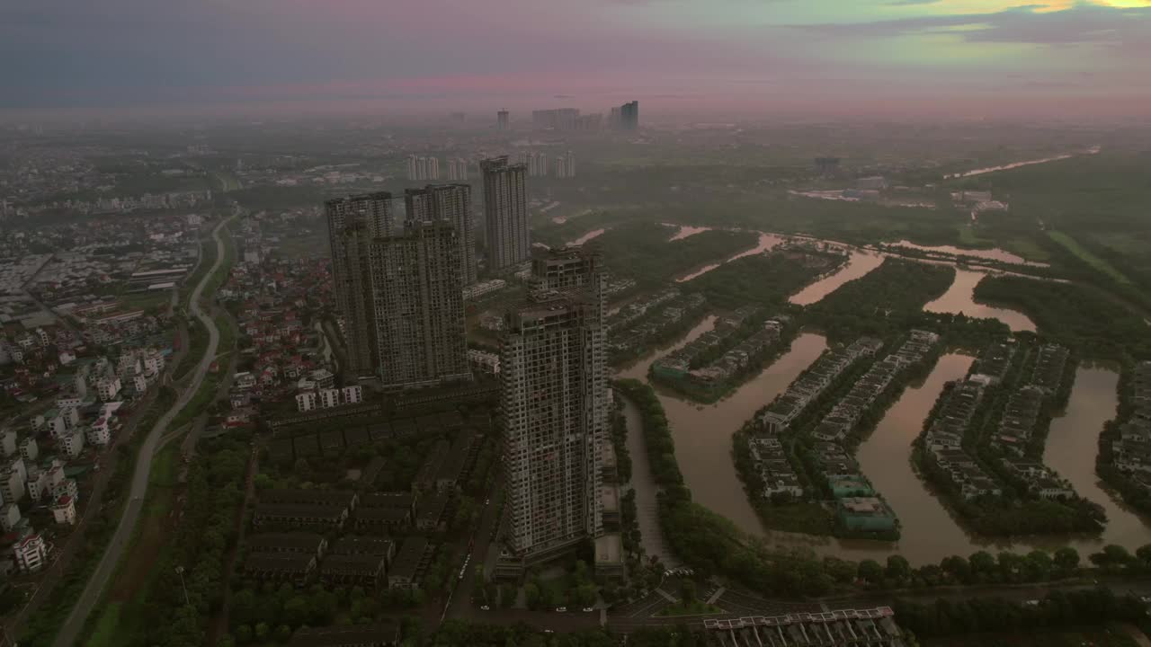 多云的天空下，河内高层建筑的旋转全景，展示了城市发展和大气氛围的融合。都市神秘感与现代都市生活的概念。视频素材