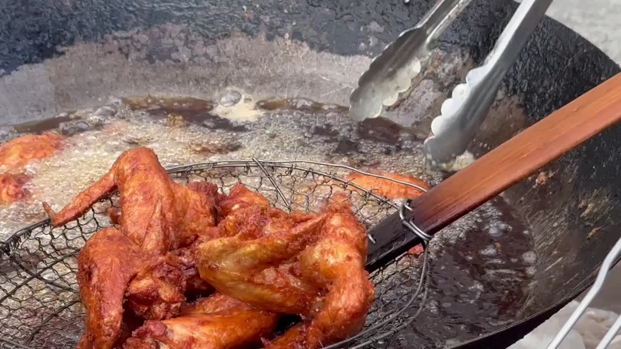 在一个大平底锅里煎鸡肉视频素材