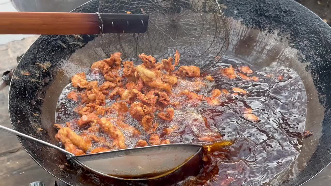 在一个大平底锅里煎鸡肉视频素材