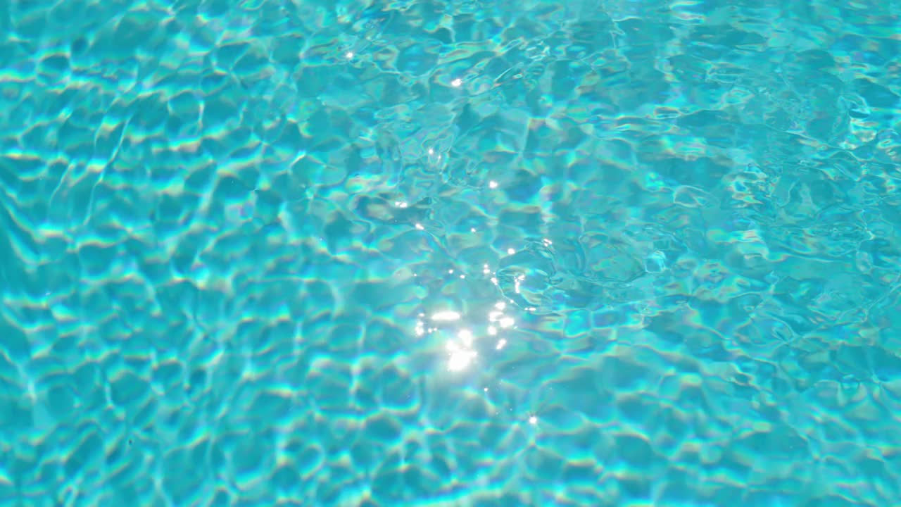 太阳反射在水池的水面上。水的背景视频下载