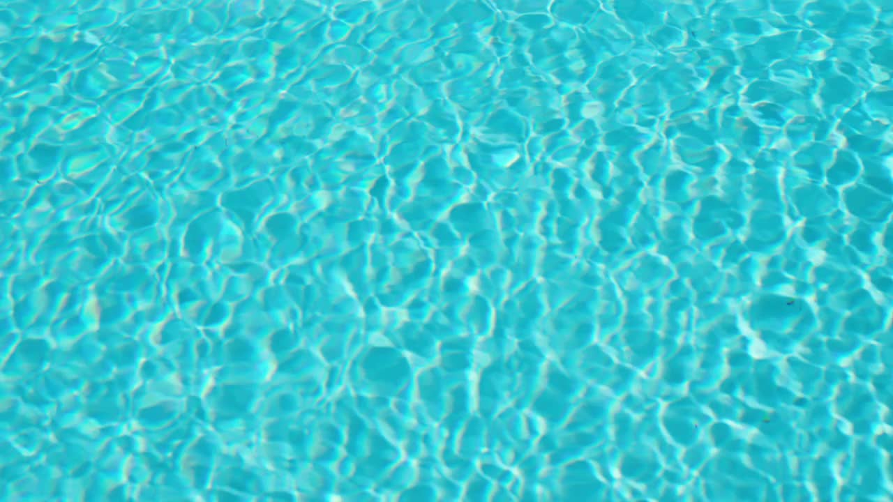蓝色的水面以它的凉爽在招手。视频下载