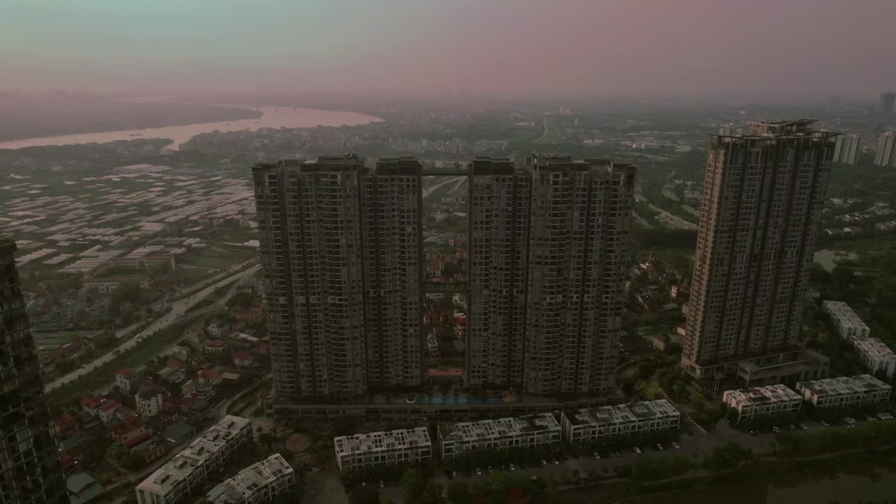 黄昏时越南河内的高层建筑和城市景观鸟瞰图视频素材